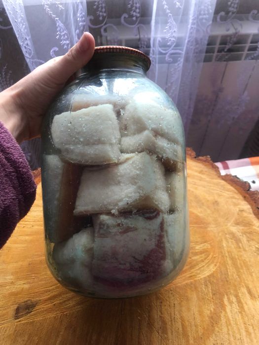 Сало в 3-х літрових банках