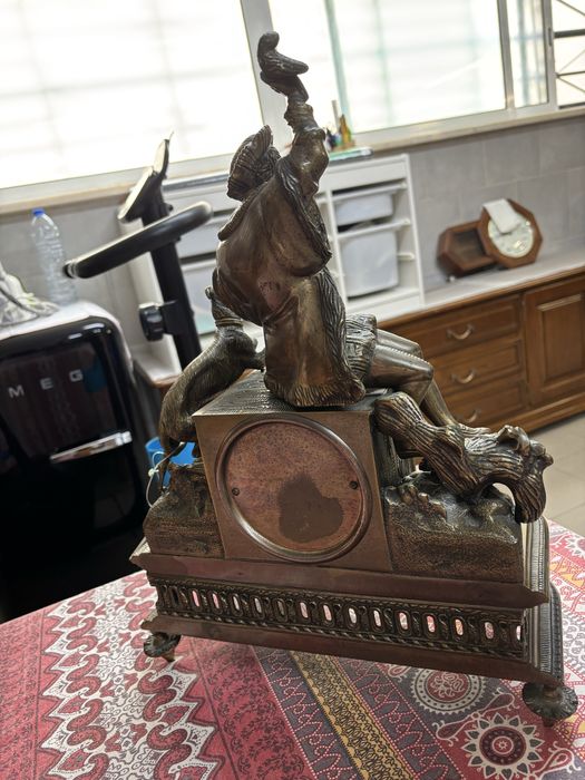 Relógio em bronze motivo caçador de corda