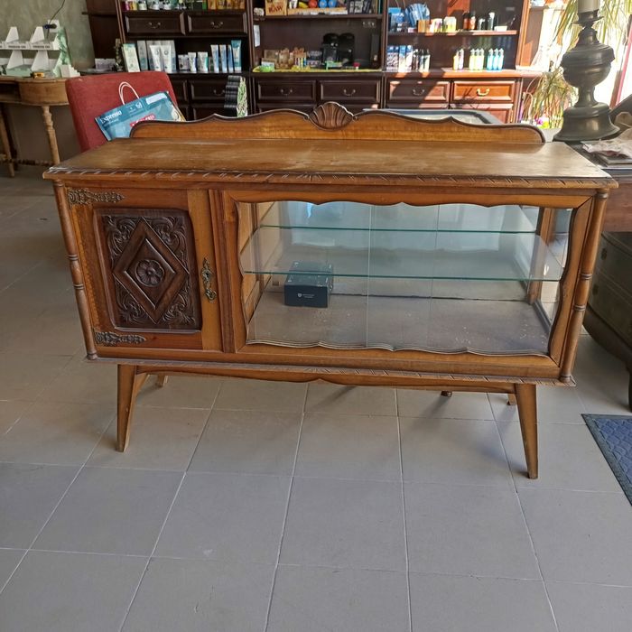 Aparador com vitrine em vidro