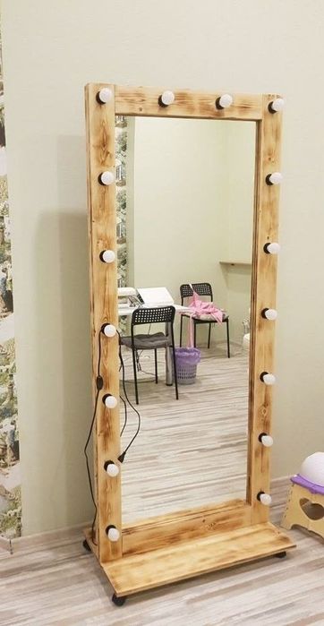 Косметичне дзеркало макіяжне підлогове з підсвічуванням на підставці.