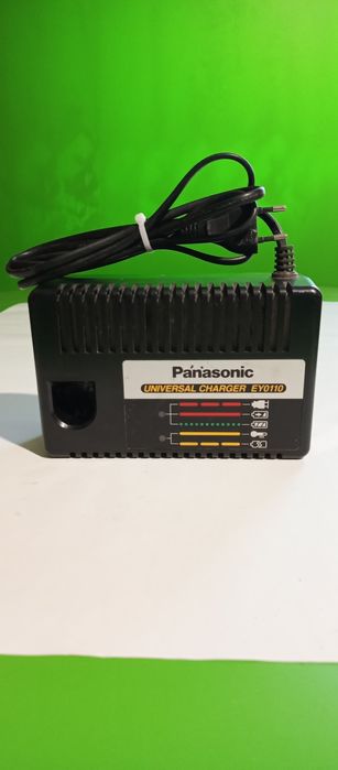 Uniwersalna ładowarka Panasonic.