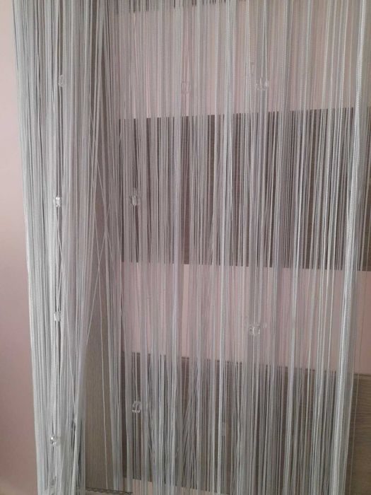 Firanka sznurkowa z koralikami.