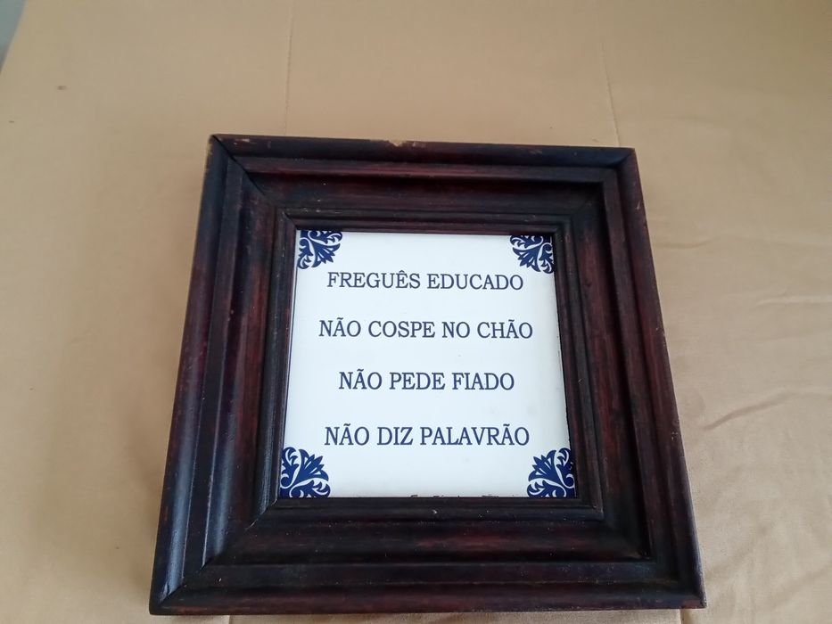 Quadro moldura madeira e azulejo