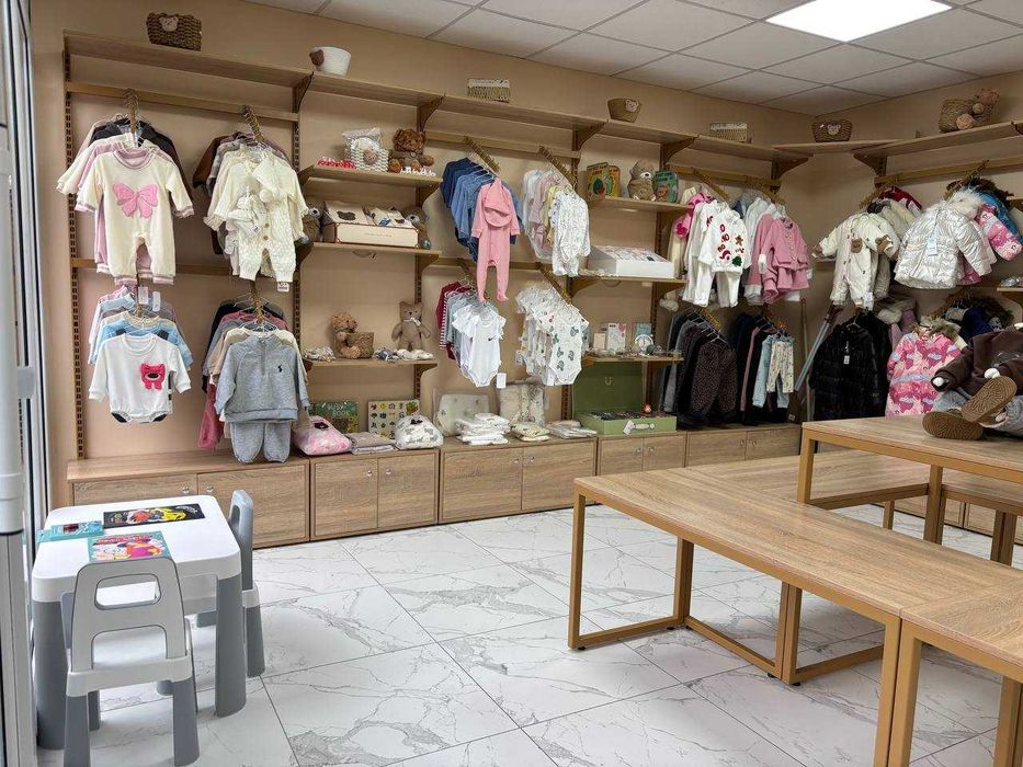 Торгове обладнання для магазину одягу, стелажі для одягу, полички