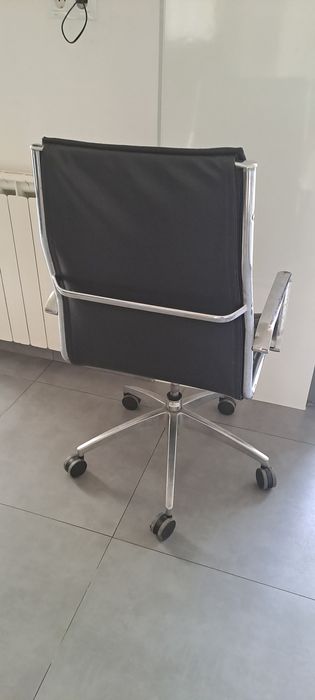 Cadeira de secretária em pele