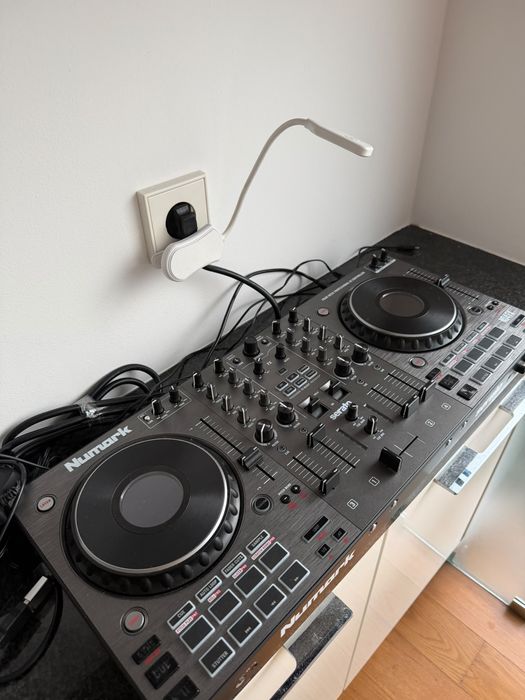 Controlador NS4FX Pro 4 Deck Numark - Outlet - Grade A