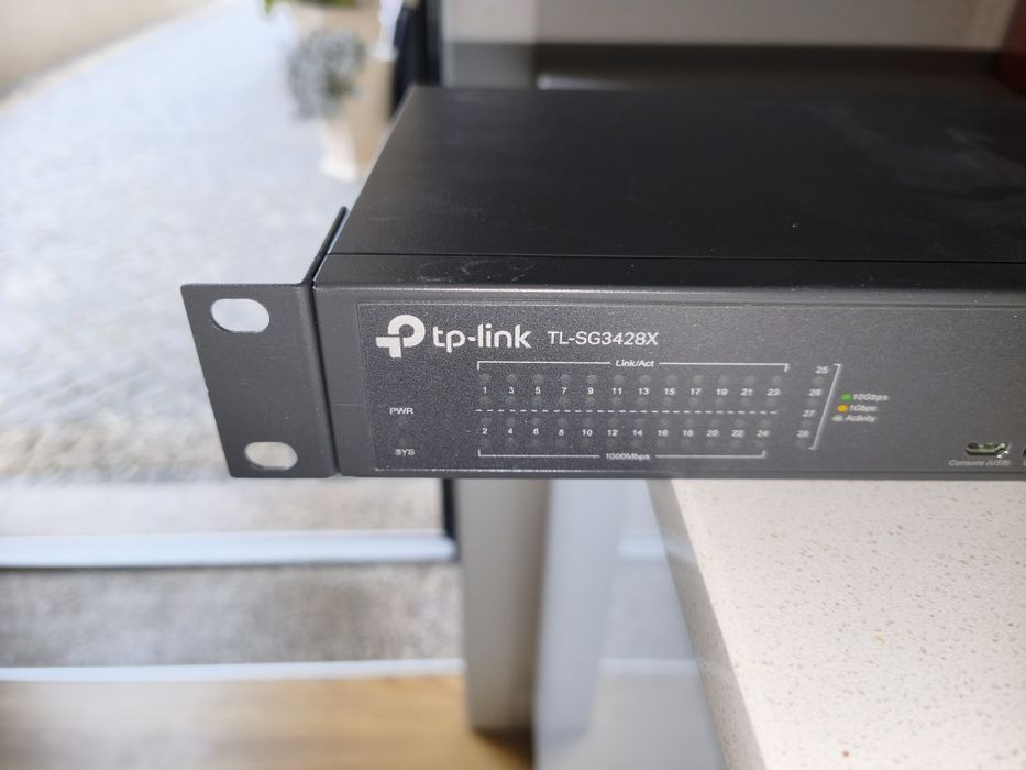 TP-Link TL-SG3428X switch gerido L2+ JetStream que possui 24 portas