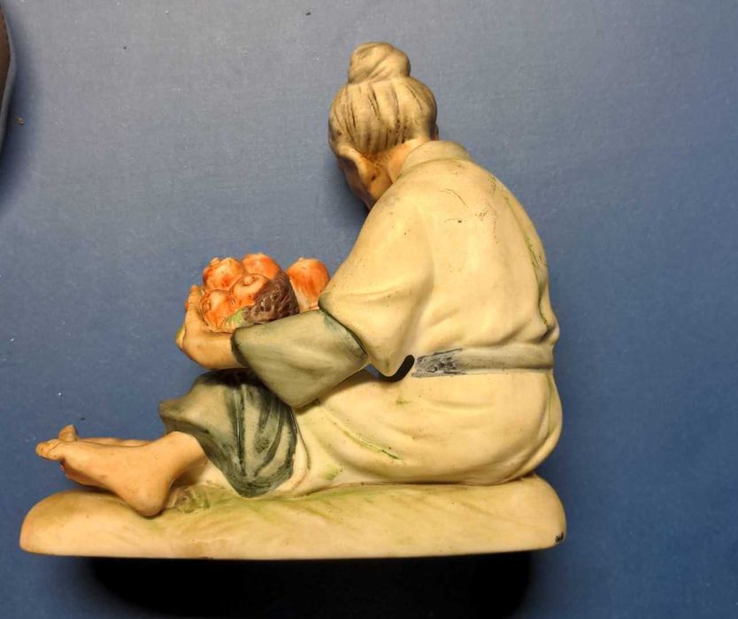 Delicada Estatueta em Biscuit de Anciã vendendo fruta