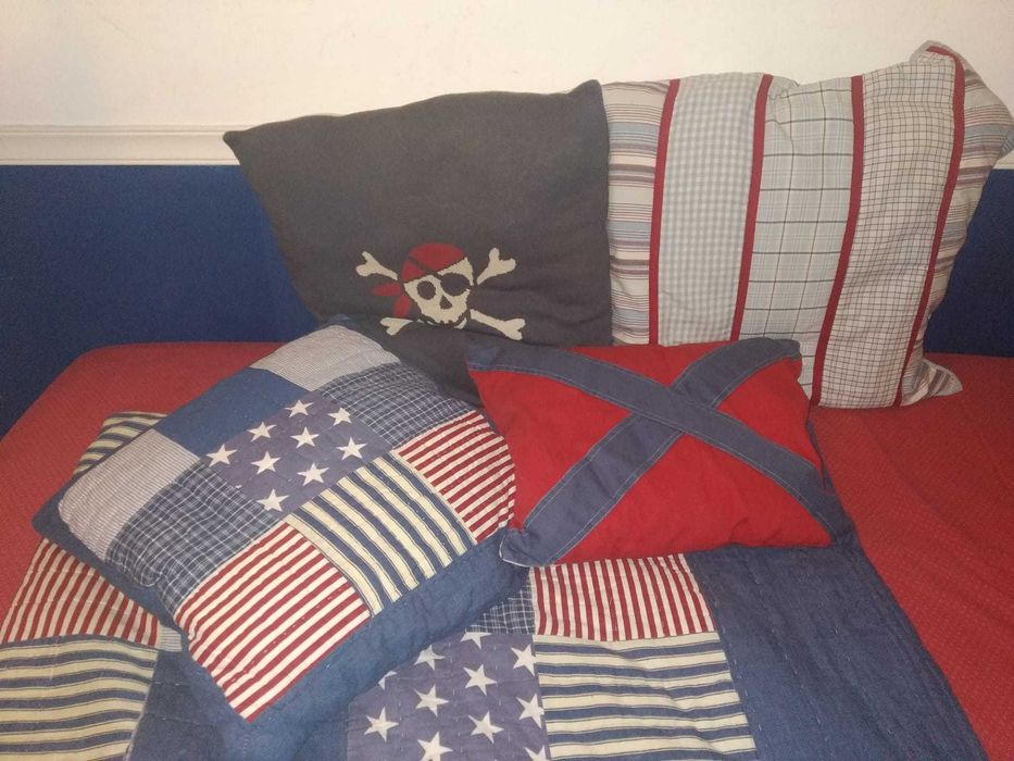 Decoração quarto de rapaz com almofadas, quadros, molduras, posters