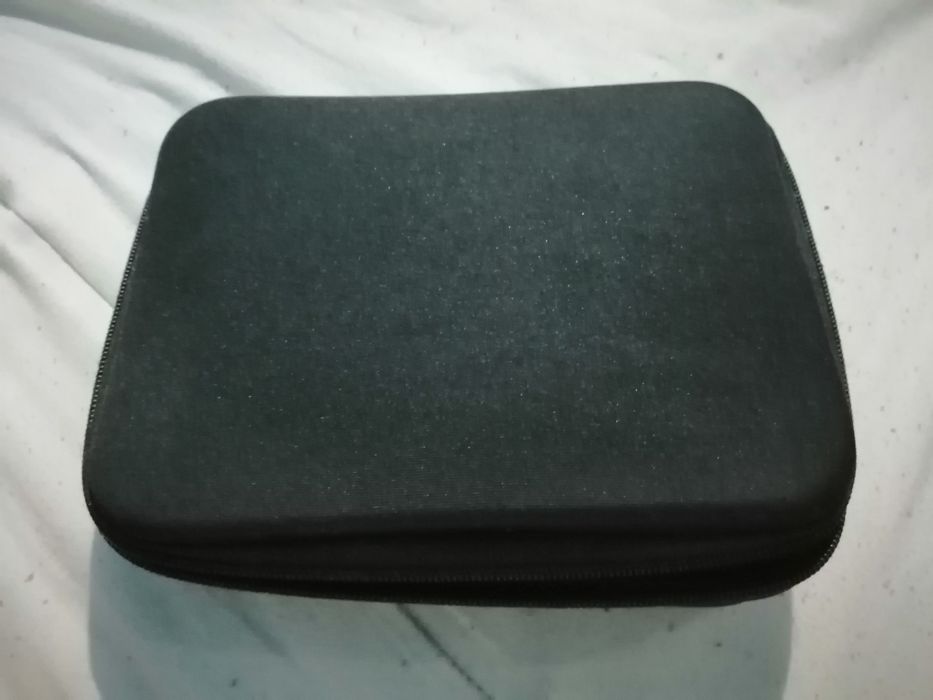 Drone preto com bolsa