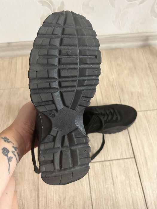 Кроссовки черные sinsay