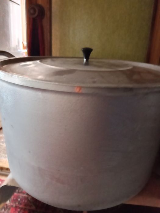 Продам дві алюмінієві кострюлі.