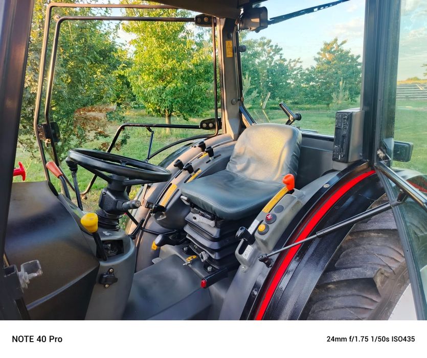 Ciągnik sadowniczy Valtra 3500v