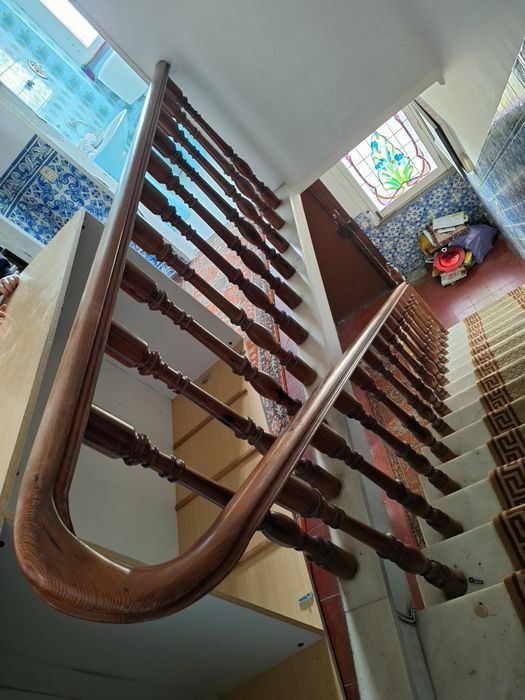 Corrimão de escada em mogno