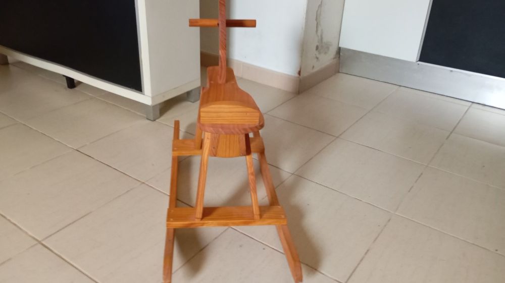 Cavalo de madeira baloiço