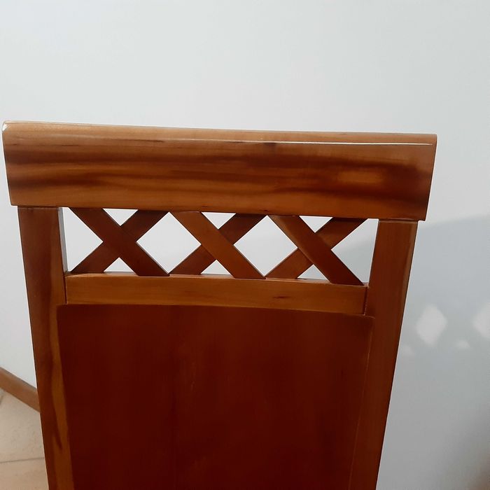 Cadeira em madeira maciça