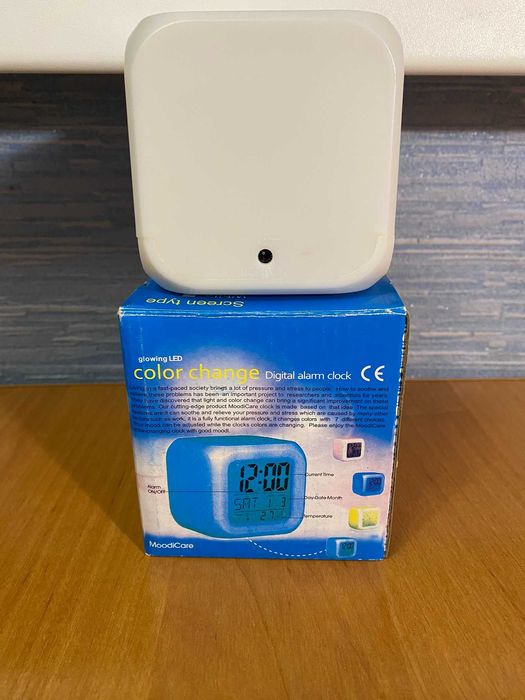 Электронные настольные часы с изменением цвета