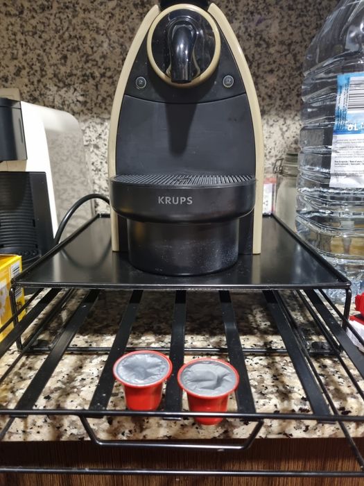 Suporte para máquina e capsulas de café