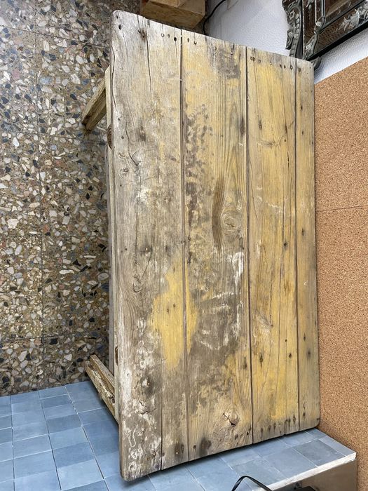 Mesa antiga com gaveta