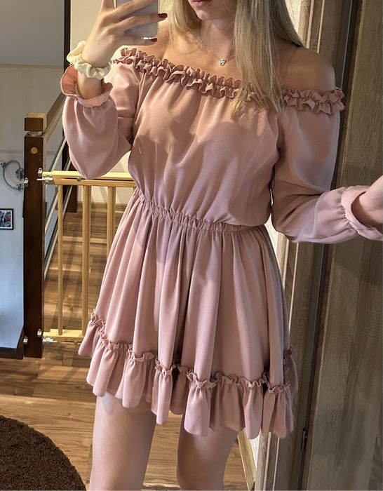 pudrowa rozowa sukienka