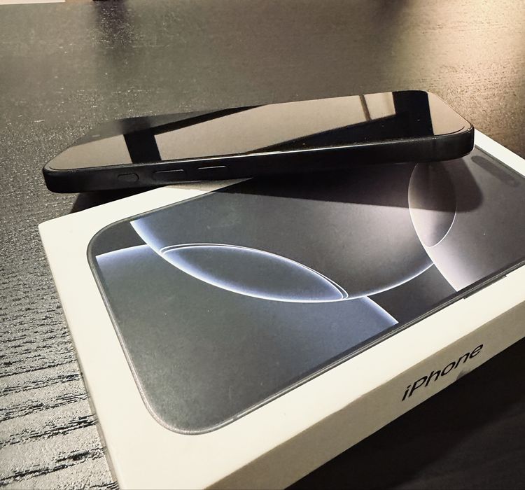 iPhone 16 Pro com capa Apple - Impecável!