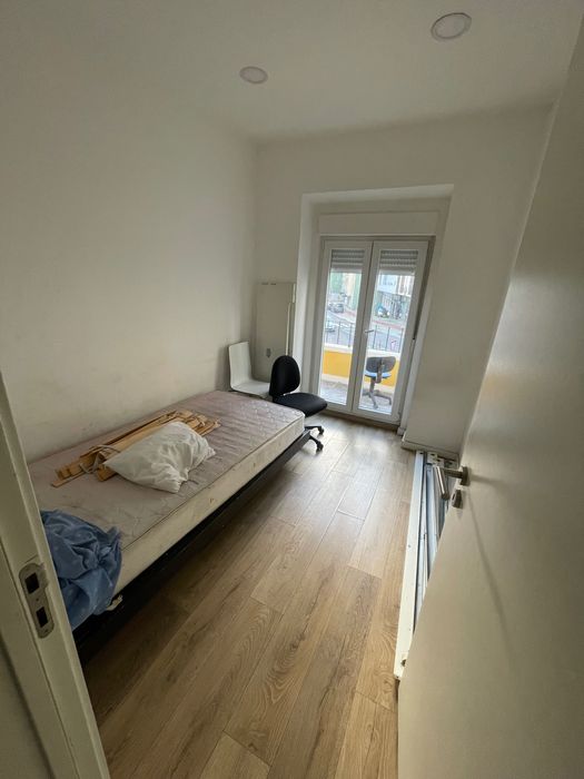 Quarto com varanda para senhor solteiro com caução