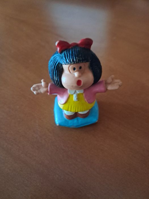 Representação em PVC da personagem Mafalda