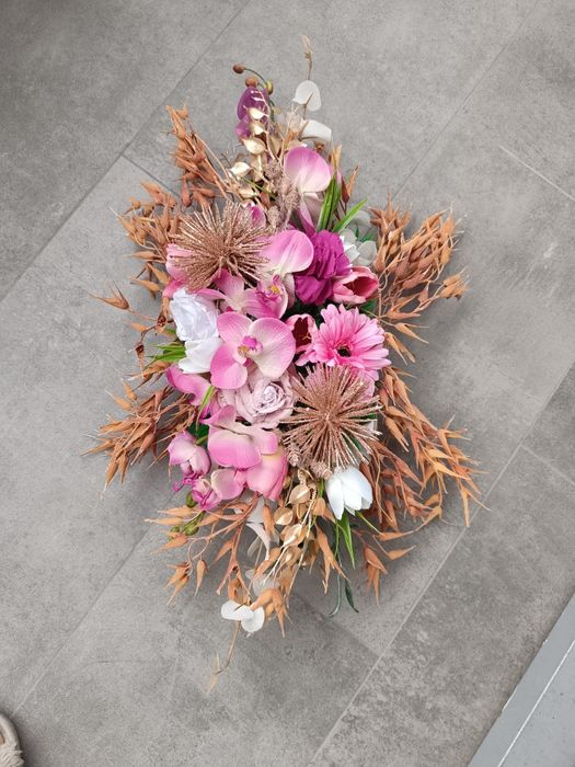 Stroik ze sztucznych kwiatów