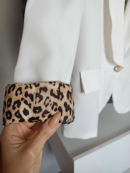 Śmietankowa marynarka klasyczna z panterka