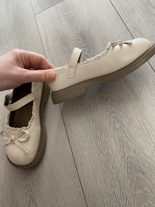 Шкіряні туфлі для дівчинки