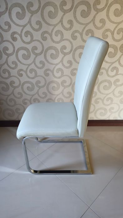 Sprzedam 2 krzesła beżowe – ekoskóra
