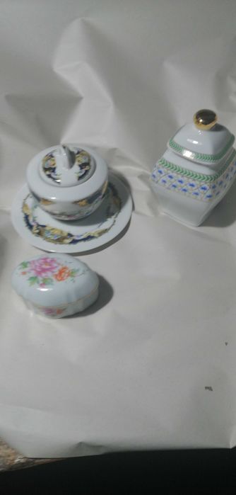 Various decorative items430935602093117440