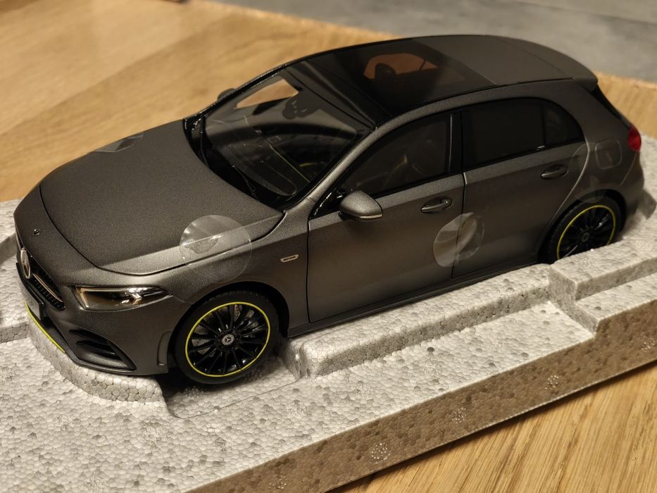 MODEL 1:18  Mercedes-Benz A-KLASA W177, nowy wersja Dealer Norev