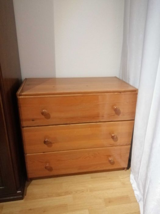Cómoda em madeira de três gavetas