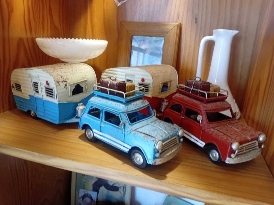 Carro Austin Mini antigo com caravana de metal