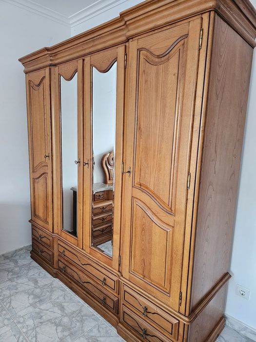 Conjunto de quarto em madeira maciça