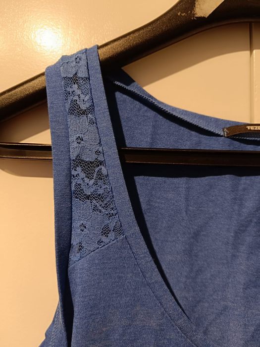 Top tezenis com pormenor de renda