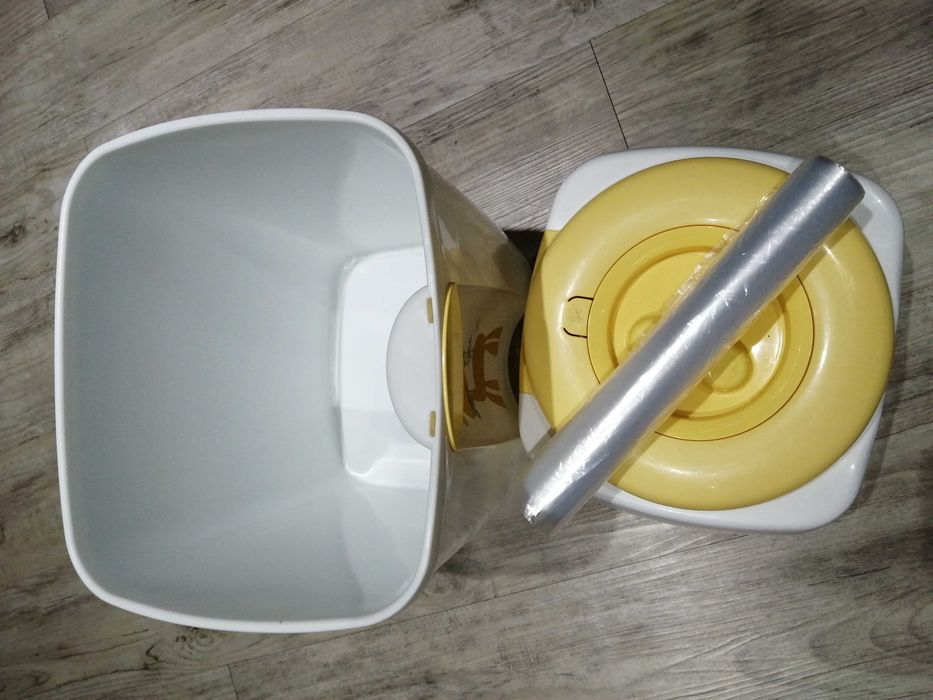 Caixote para fraldas em óptimo estado, com sacos