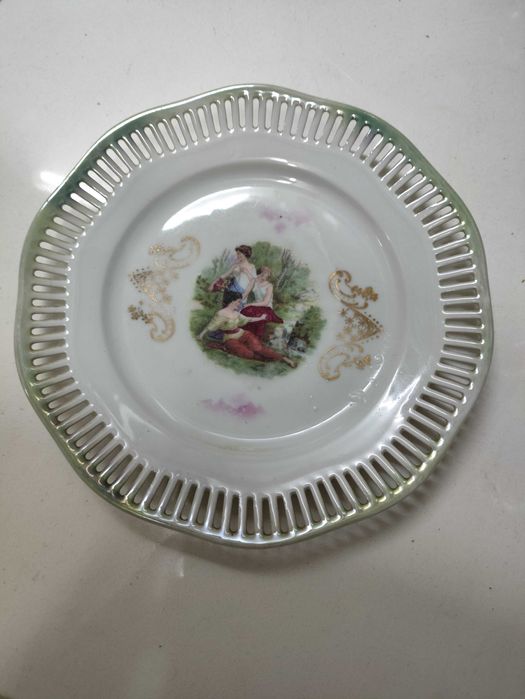 Prato decorativo antigo de Beira recortada