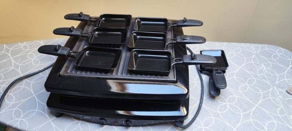 Sprzedam grill elektryczny raclette AEG z 8 łopatkami