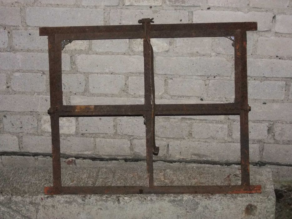 Stare okno metalowe kwadratowe