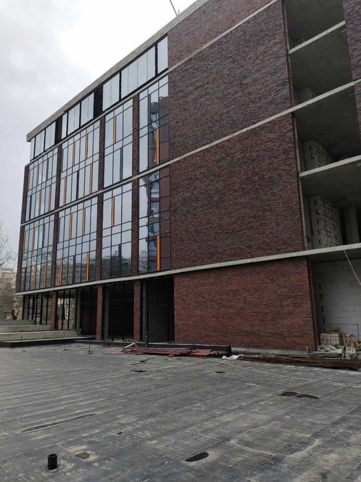 Дерби ТЦ фасад здание 7700 м +терраса, паркинг, рампа