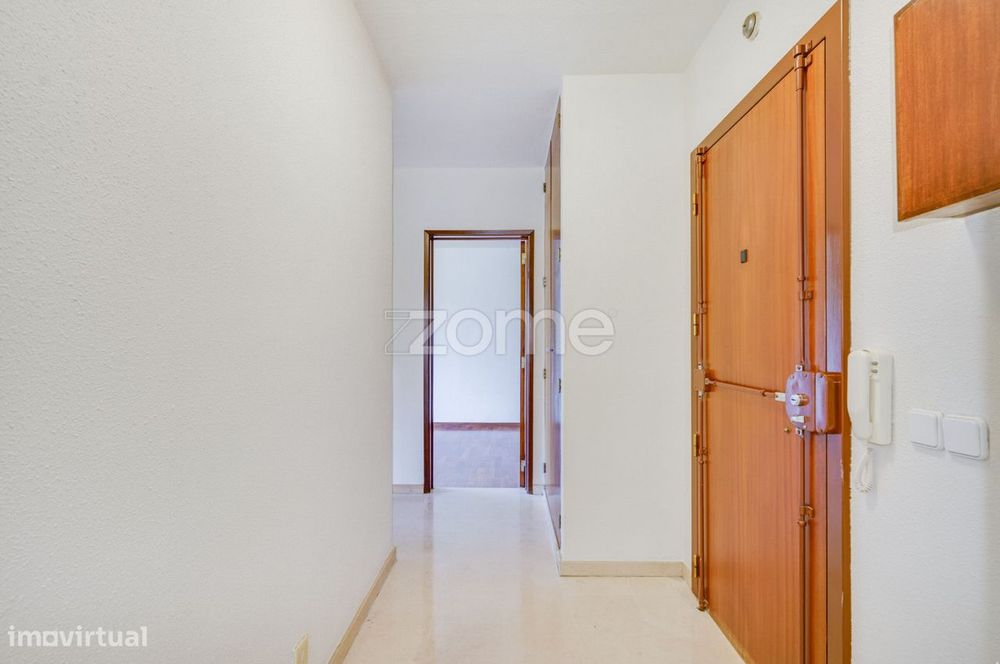 Apartamento T2 com Garagem para Arrendamento - Metro do Campo Grande