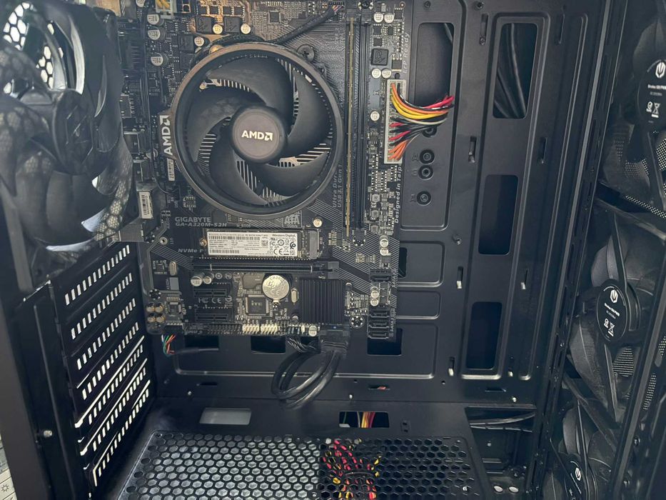Komputer Ryzen 3 2200G/Radeon Vega 8/8GB DDR4/SSD 256GB/A320 W11