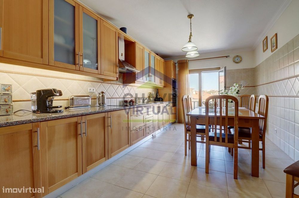 Apartamento T3 com Garagem e Arrecadação - Centro Lourinhã