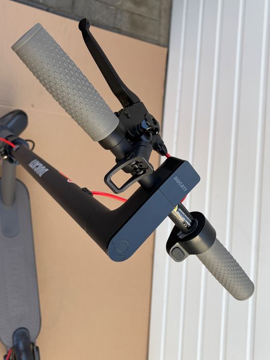 Hulajnoga elektrycznas  Ducati PRO-1 Plus 25 km/h do 100 kg