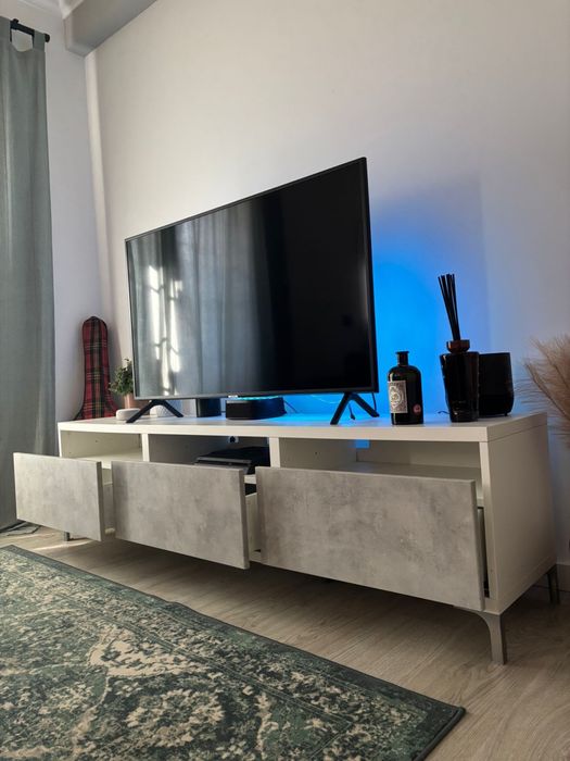 Movel tv Ikea Branco com pes metalicos