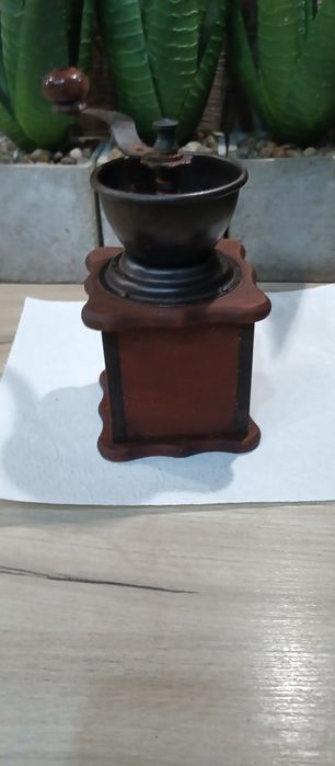 Stary drewniany młynek do kawy