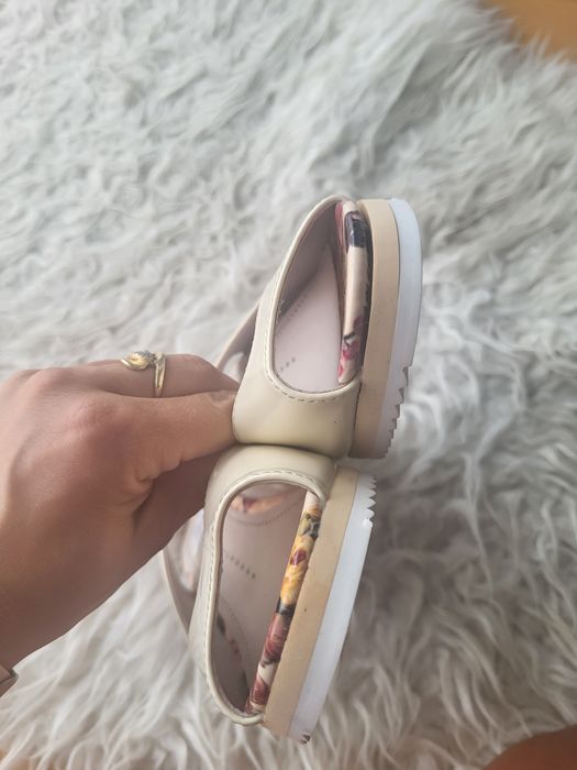 Buty na koturmue beżowe 37