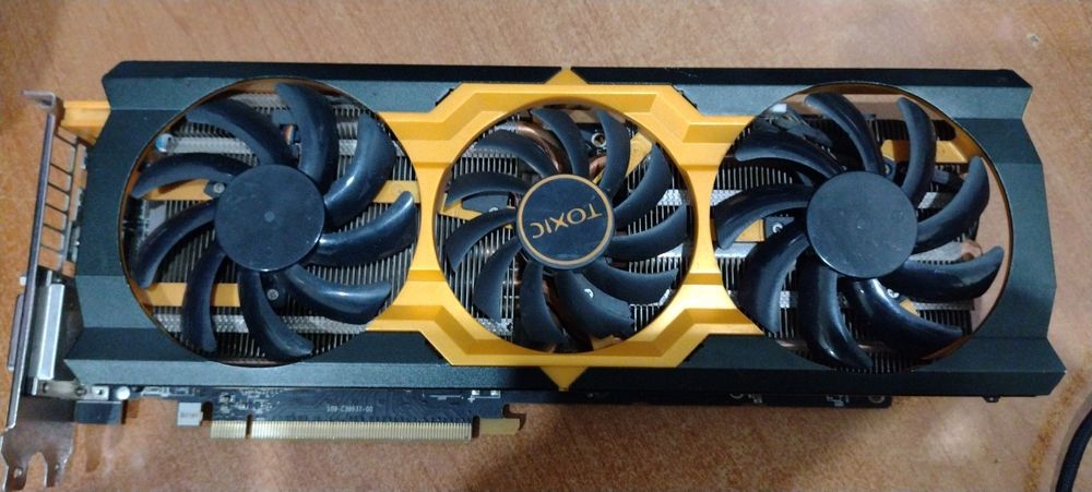 Продам відеокарту під ремонт чи на запчастини